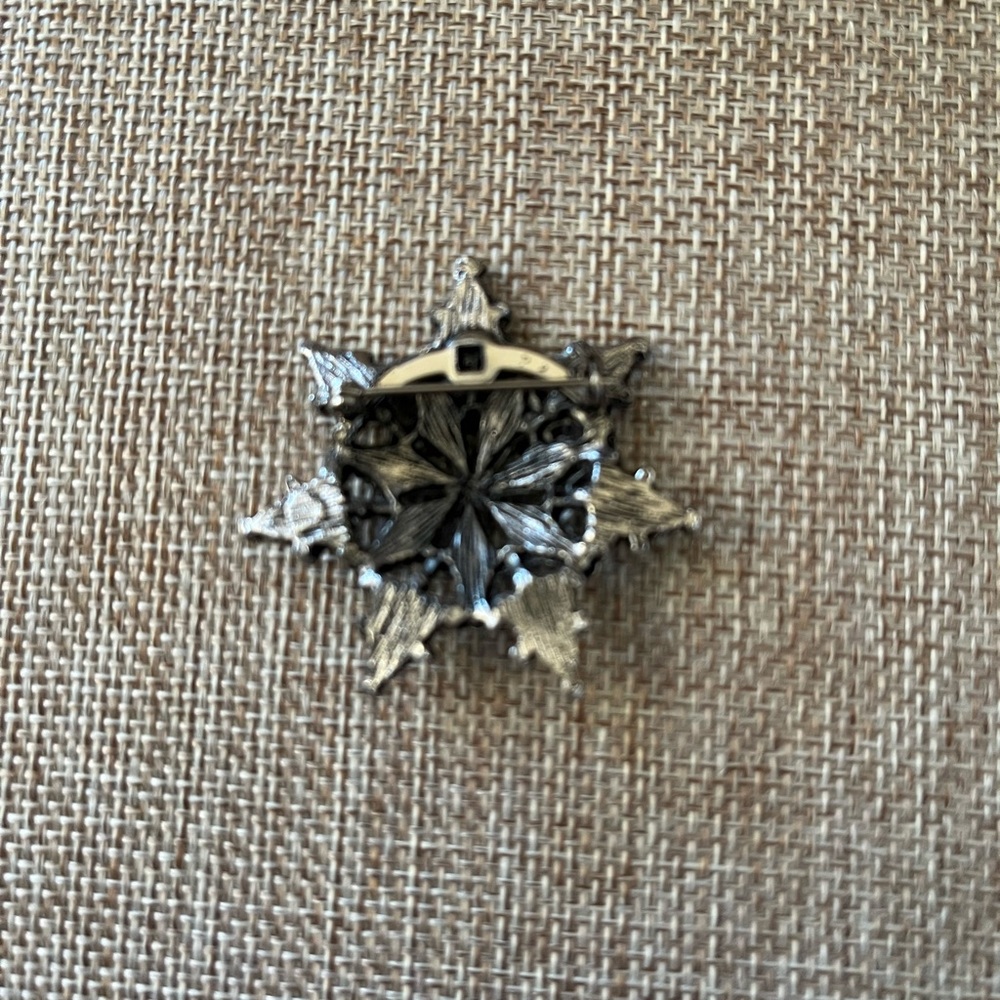 Turquoise and Black Star Brooch - Picture 4 of 4